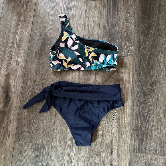 High waisted bikini size Medium - Picture 7 of 10